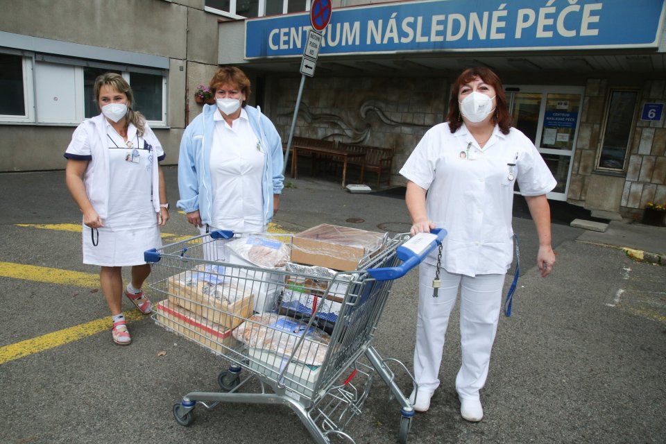 Sestřičky pekly sestřičkám Sestřičky pekly sestřičkám