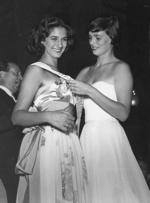Anna Maria Bugliari (nová Miss Italia 1950) a Lucia Bosè (bývalá Miss Italia 1947). Anna Maria Bugliari (nová Miss Italia 1950) a Lucia Bosè (bývalá Miss Italia 1947).