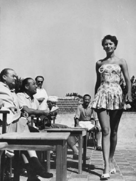 Sophia Loren se zúčastnila soutěže Miss Italia 1950 ještě jako Sofia Villani. Sophia Loren se zúčastnila soutěže Miss Italia 1950 ještě jako Sofia Villani.