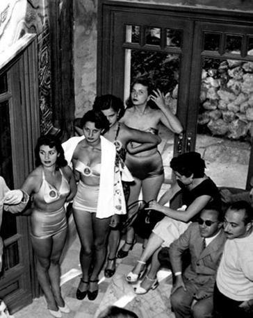 Sophia Loren na fotografii druhá zleva. Sophia Loren na fotografii druhá zleva.