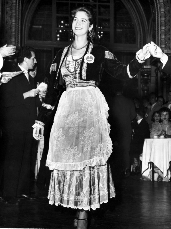 Anna Maria Bugliari (Miss Italia 1950) promenáda v tradičním italském kroji. Anna Maria Bugliari (Miss Italia 1950) promenáda v tradičním italském kroji.