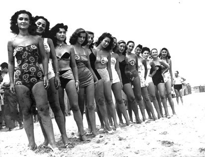 Promenáda v plavkách... všechny soutěžíci Miss Italia 1950 Promenáda v plavkách... všechny soutěžíci Miss Italia 1950