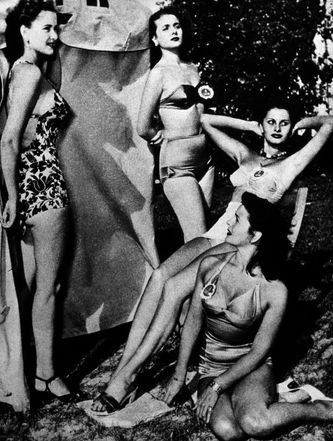 Sophia Loren (jako Sofia Villani) sedí na pravé straně. Sophia Loren (jako Sofia Villani) sedí na pravé straně.