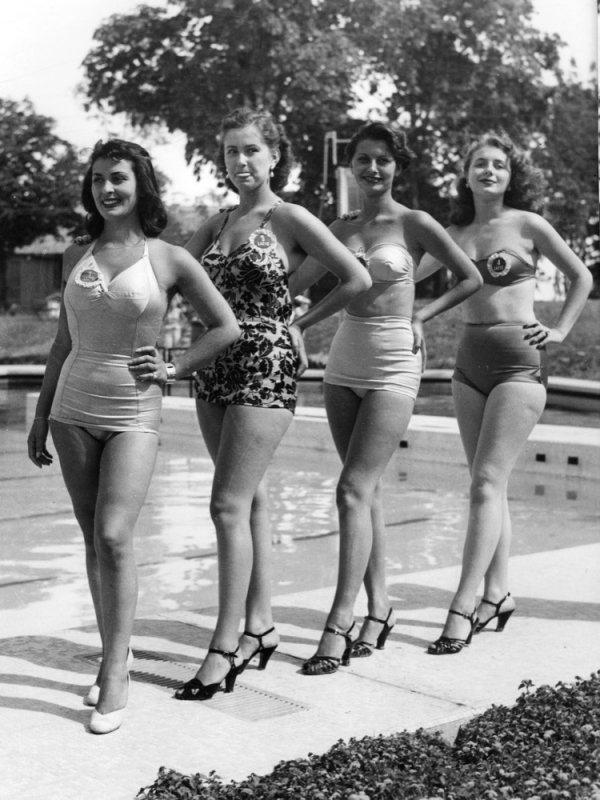 Sophia Loren (jako Sofia Villani) je druhá zprava. Sophia Loren (jako Sofia Villani) je druhá zprava.