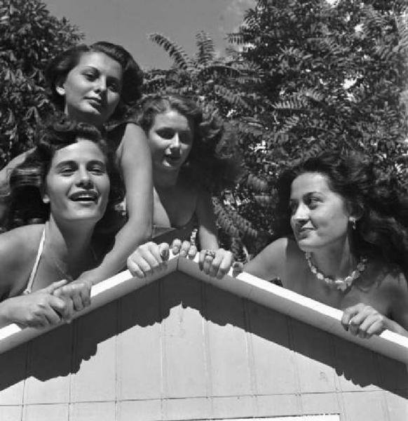 Sophia Loren (jako Sofia Villani), je druhá zleva. Sophia Loren (jako Sofia Villani), je druhá zleva.