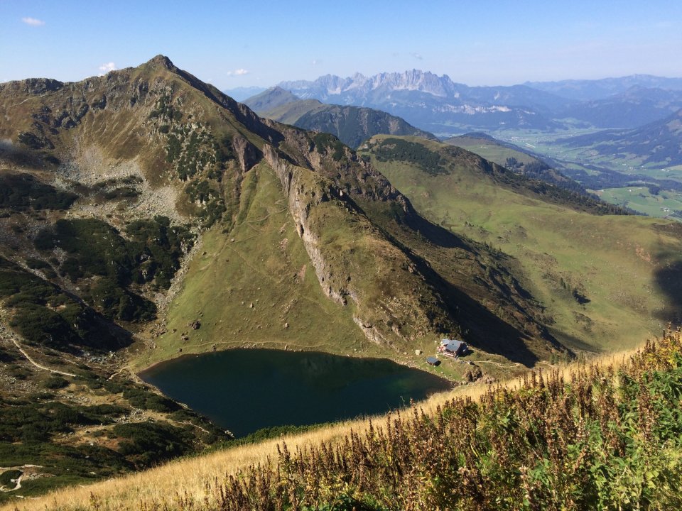 Horské jezero Wildsee leží jen kousek pod vrcholem Henne ve výšce 1 847 metrů Horské jezero Wildsee leží jen kousek pod vrcholem Henne ve výšce 1 847 metrů