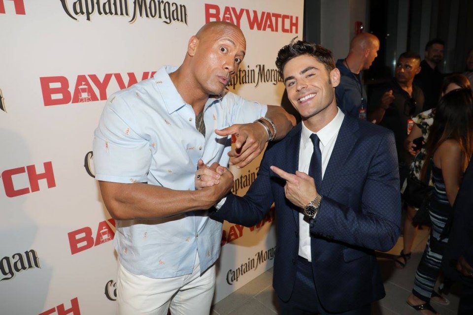 Dwayne Johnson a Zac Efron na premiéře filmu Baywatch (2017) Dwayne Johnson a Zac Efron na premiéře filmu Baywatch (2017)