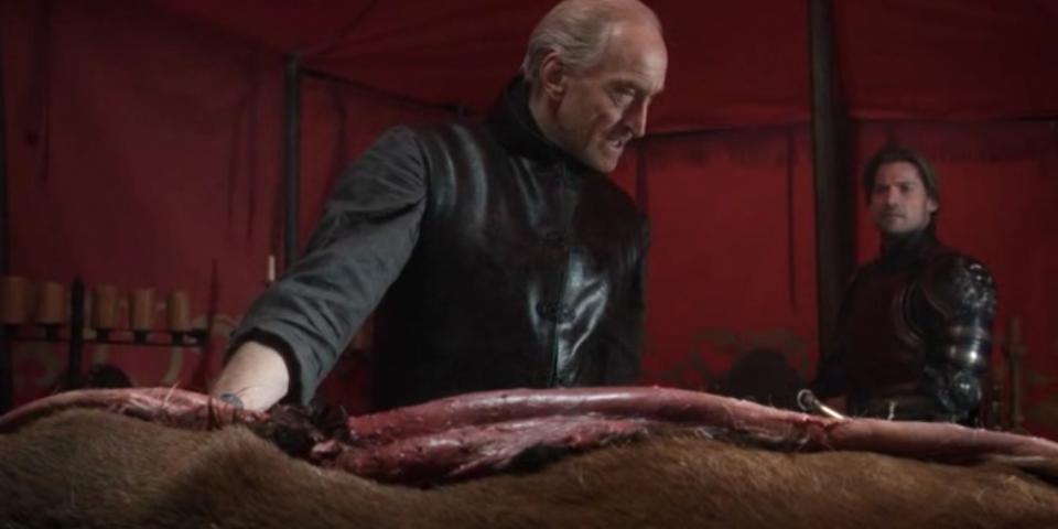 4) Scéna, při které si Tywin Lannister hraje na řezníka byla skutečná, žádné efekty! Ruce mu pak prý smrděly ještě několik dnů poté. 4) Scéna, při které si Tywin Lannister hraje na řezníka byla skutečná, žádné efekty! Ruce mu pak prý smrděly ještě několik dnů poté.