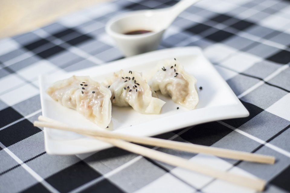 Gyoza jsou plněné knedlíčky, nebo spíš taštičky, které můžete samozřejmě naplnit vším, co vás napadne. Gyoza jsou plněné knedlíčky, nebo spíš taštičky, které můžete samozřejmě naplnit vším, co vás napadne.