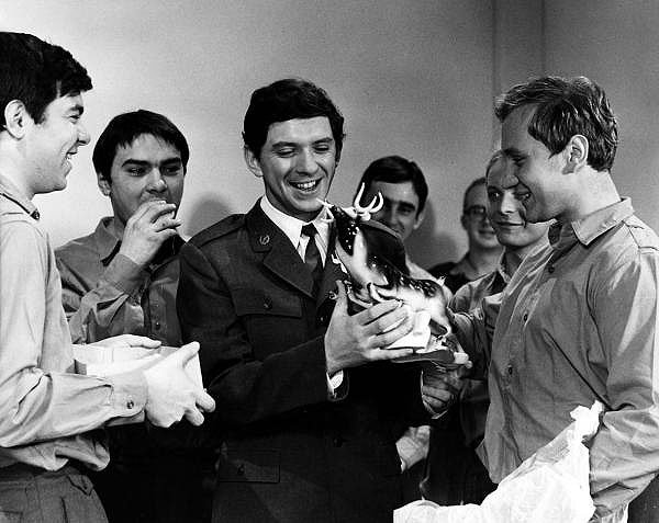 Záběry z filmu Dva muži hlásí příchod s Jaromírem Hanzlíkem Záběry z filmu Dva muži hlásí příchod s Jaromírem Hanzlíkem