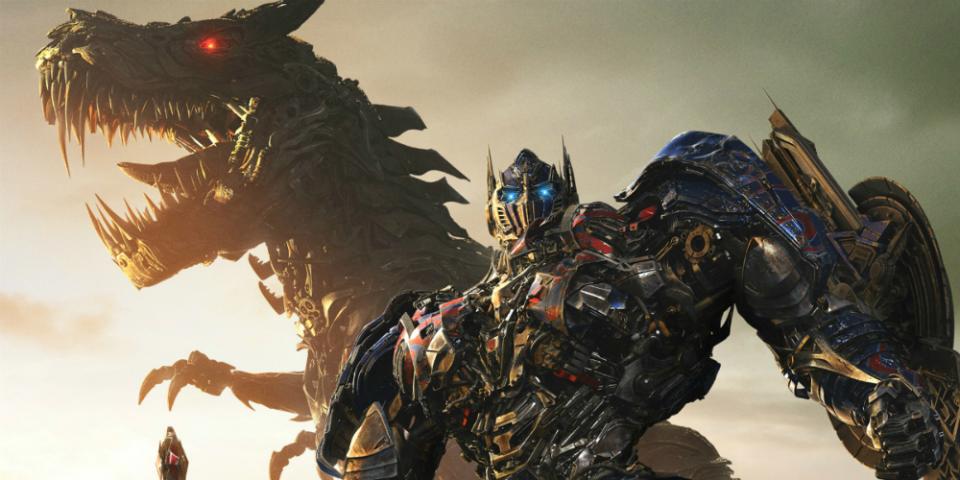 5) Grimlock se vrací a tentokrát bude mít ve filmu mnohem víc času, prý ho uvidíme v novém světle a diváci se s ním budou moci lépe sblížit 5) Grimlock se vrací a tentokrát bude mít ve filmu mnohem víc času, prý ho uvidíme v novém světle a diváci se s ním budou moci lépe sblížit