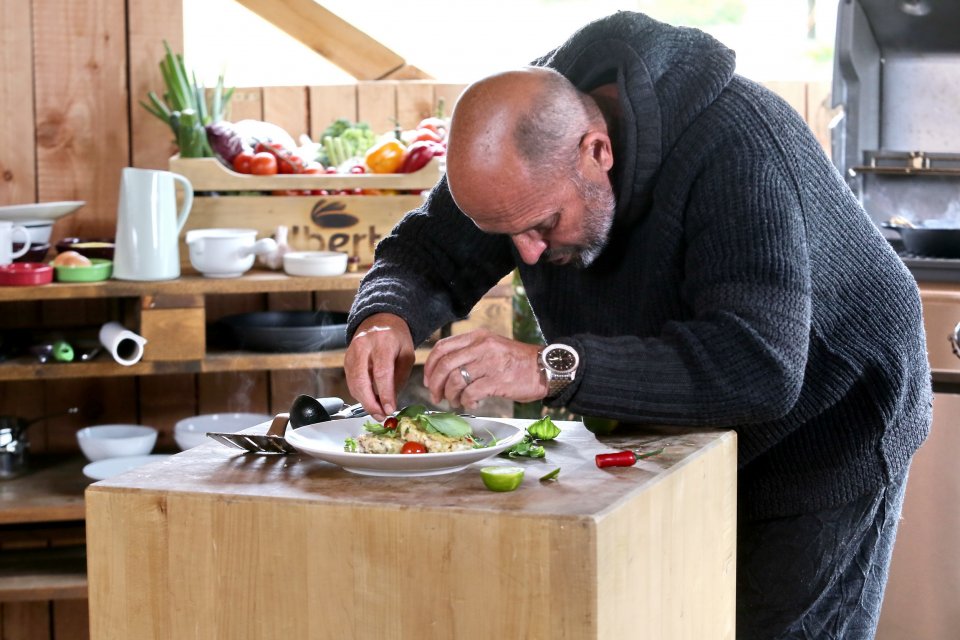 Šéf ani u grilu nepodceňuje servírování. Šéf ani u grilu nepodceňuje servírování.