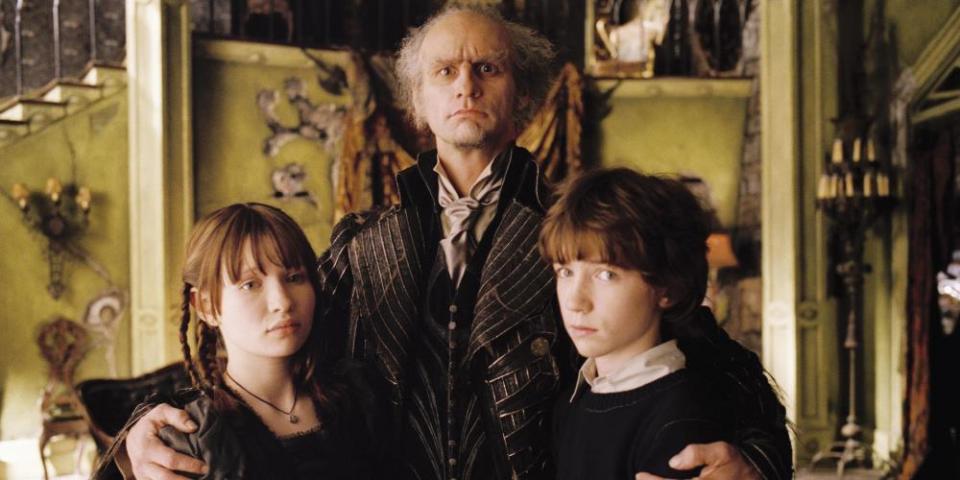 18) Lemony Snicket: Řada nešťastných příhod (2004) – Černá komedie o sourozencích Baudelairových, kteří musí bydlet u výstředního strýce Olafa 18) Lemony Snicket: Řada nešťastných příhod (2004) – Černá komedie o sourozencích Baudelairových, kteří musí bydlet u výstředního strýce Olafa