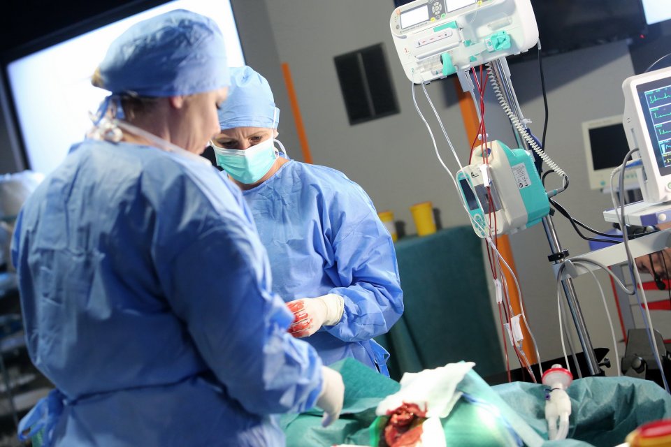 Lékaři z nemocnice Robava jsou buď skvělí profesionálové, nebo s nějakým škraloupem a momentálně by se jinde nechytli. Mají nějakou slabost, nebo jsou tam za trest. Lékaři z nemocnice Robava jsou buď skvělí profesionálové, nebo s nějakým škraloupem a momentálně by se jinde nechytli. Mají nějakou slabost, nebo jsou tam za trest.