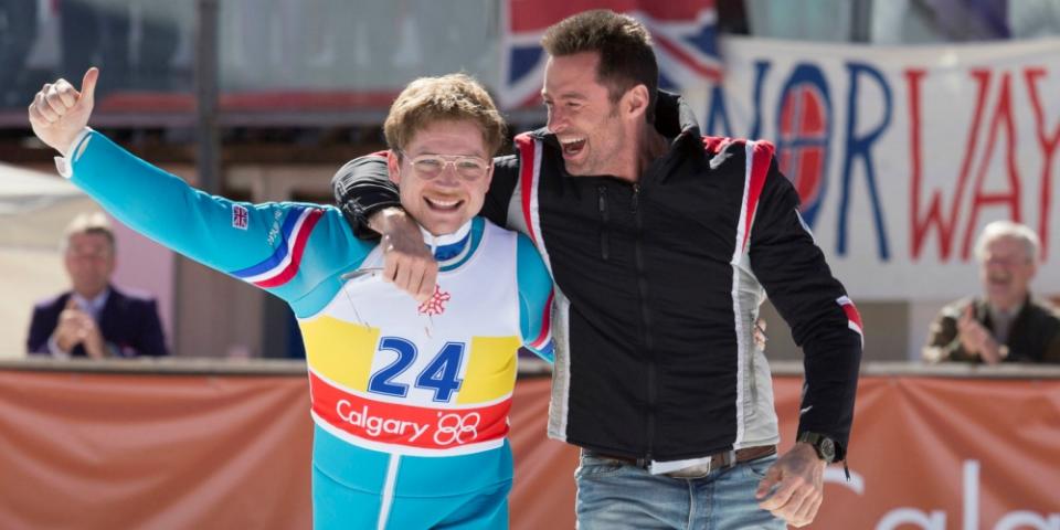 12) Orel Eddie – skvělá sportovní komedie, v níž Hugh „Wolverine“ Jackman učí týpka z Kingsmenů skákat na lyžích 12) Orel Eddie – skvělá sportovní komedie, v níž Hugh „Wolverine“ Jackman učí týpka z Kingsmenů skákat na lyžích