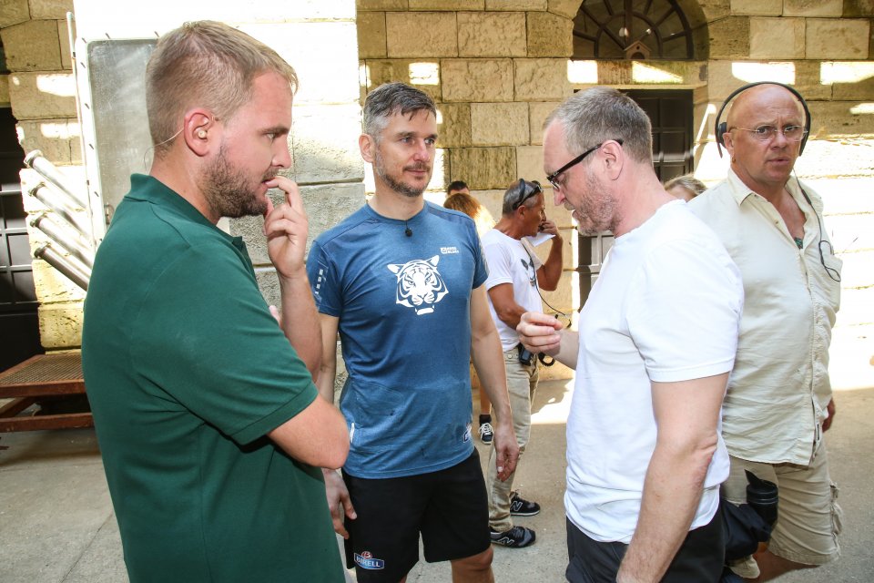 Krátké pauzy během natáčení využil režisér Michael Čech (v bílém tričku) ke konzultaci Krátké pauzy během natáčení využil režisér Michael Čech (v bílém tričku) ke konzultaci