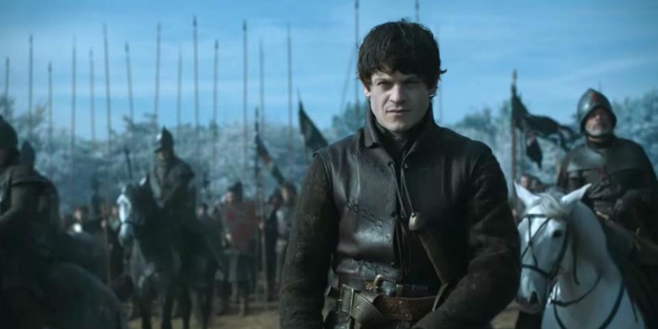 2) Herec Iwan Rheon, který si v seriálu zahrál všemi proklínaného Ramsayho Boltona, málem původně získal roli bastarda Jona Snowa. 2) Herec Iwan Rheon, který si v seriálu zahrál všemi proklínaného Ramsayho Boltona, málem původně získal roli bastarda Jona Snowa.