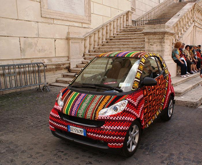 Smart v hřejivém a funky ohozu Smart v hřejivém a funky ohozu
