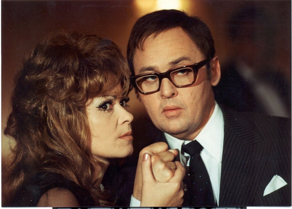 Jiřina Bohdalová ve filmu Čtyři vraždy stačí, drahoušku. Jiřina Bohdalová ve filmu Čtyři vraždy stačí, drahoušku.