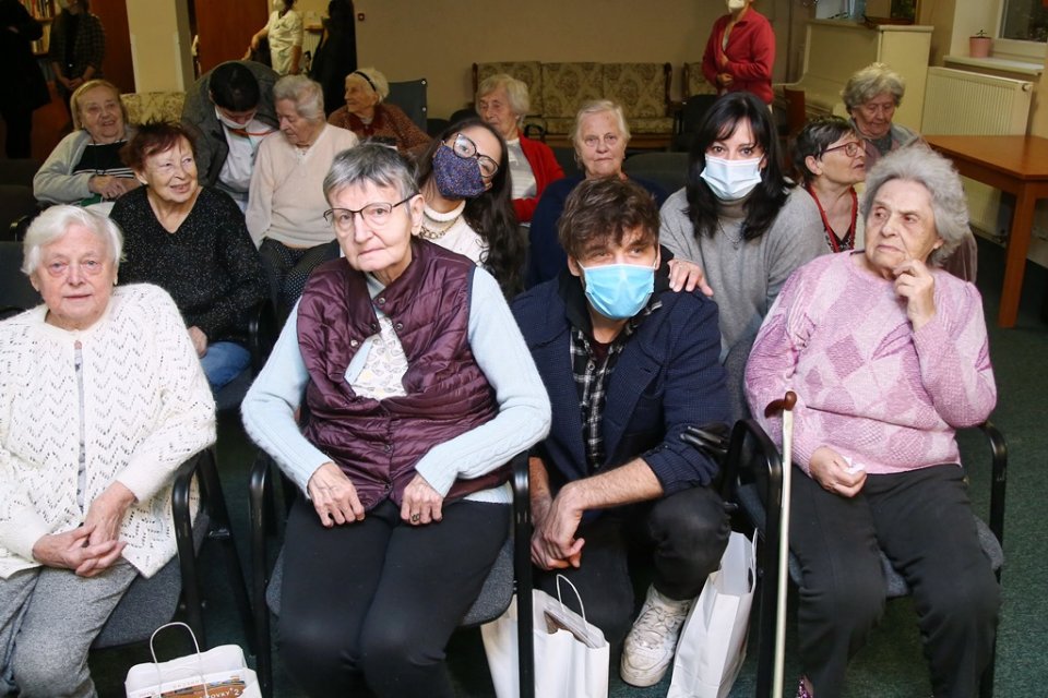 Herci ze seriálu Slunečná navštívili domov seniorů – Slunečná | Prima