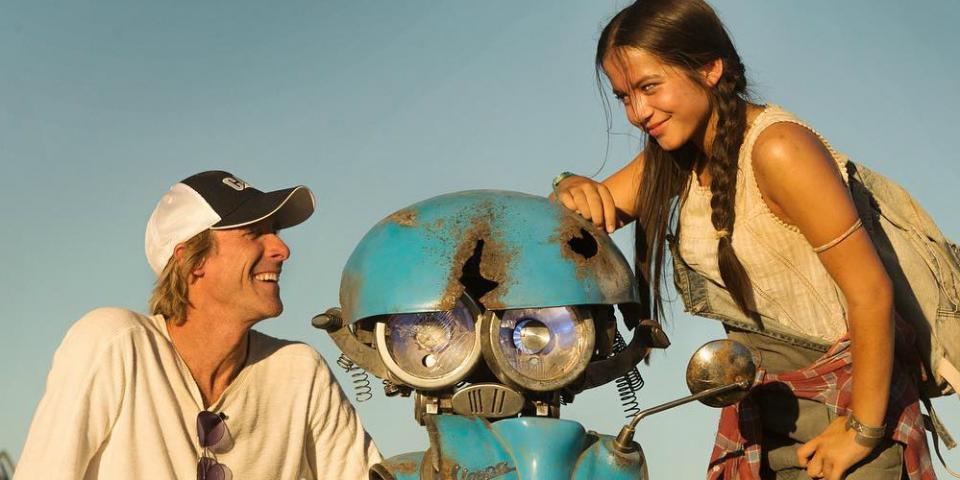 2) Isabela Moner hraje postavu malé dívky, která přišla o svou rodinu během bitvy o Chicago. Během filmu opravuje robota Sqweekse, který se umí měnit na Vespu a jeho jediná hláška je "chihuahua" 2) Isabela Moner hraje postavu malé dívky, která přišla o svou rodinu během bitvy o Chicago. Během filmu opravuje robota Sqweekse, který se umí měnit na Vespu a jeho jediná hláška je "chihuahua"