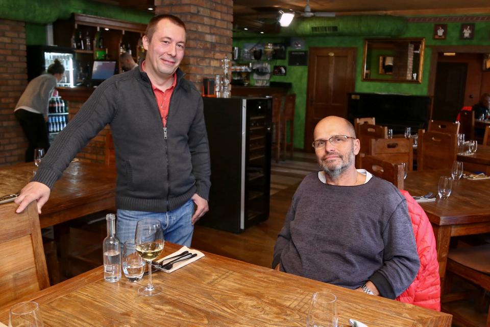 Pan majitel je profesí herec. S kuchyní se také rozumí. Pan majitel je profesí herec. S kuchyní se také rozumí.