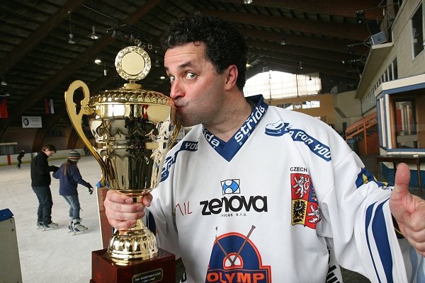 Martin Dejdar ze všeho nejvíc miluje rodinu a hokejový tým hvězd HC Olymp Martin Dejdar ze všeho nejvíc miluje rodinu a hokejový tým hvězd HC Olymp