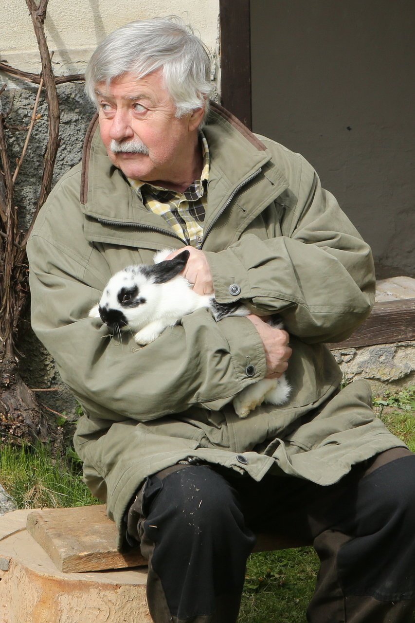 Králíci jsou jeho záliba Králíci jsou jeho záliba
