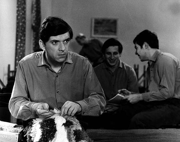 Záběry z filmu Dva muži hlásí příchod s Jaromírem Hanzlíkem Záběry z filmu Dva muži hlásí příchod s Jaromírem Hanzlíkem
