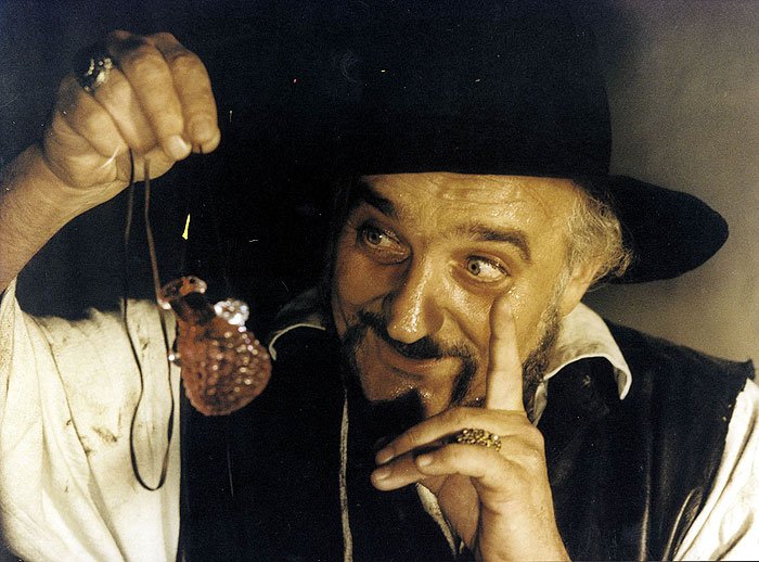 Záběry z filmu Poslední propadne peklu Záběry z filmu Poslední propadne peklu
