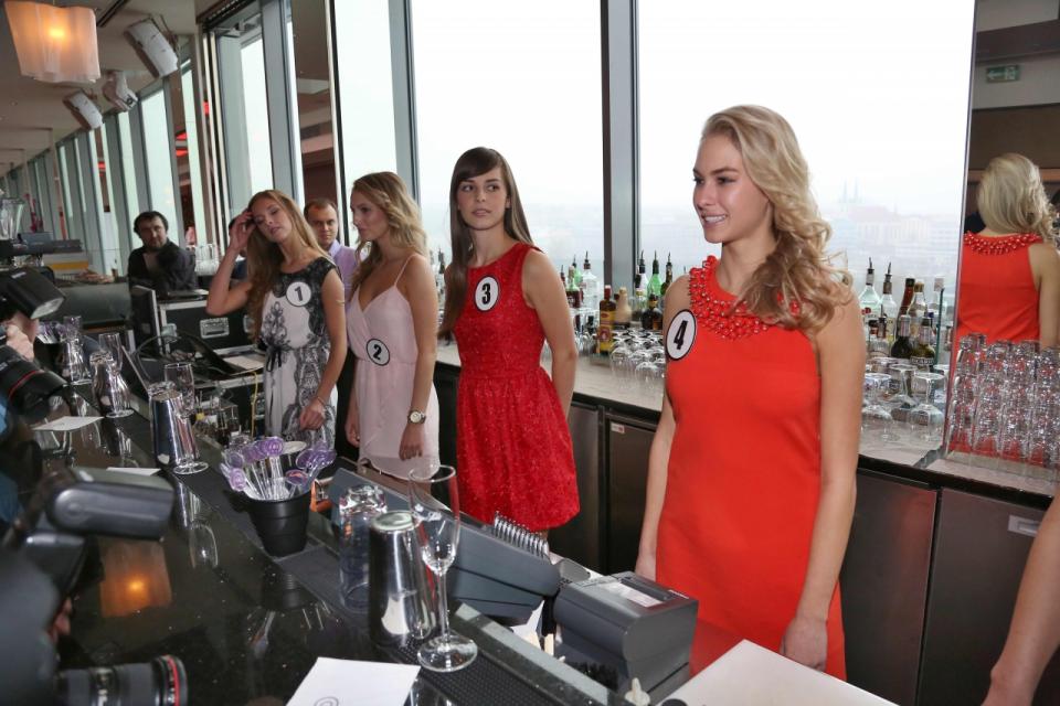 Finalistky České Miss jako barmanky Finalistky České Miss jako barmanky
