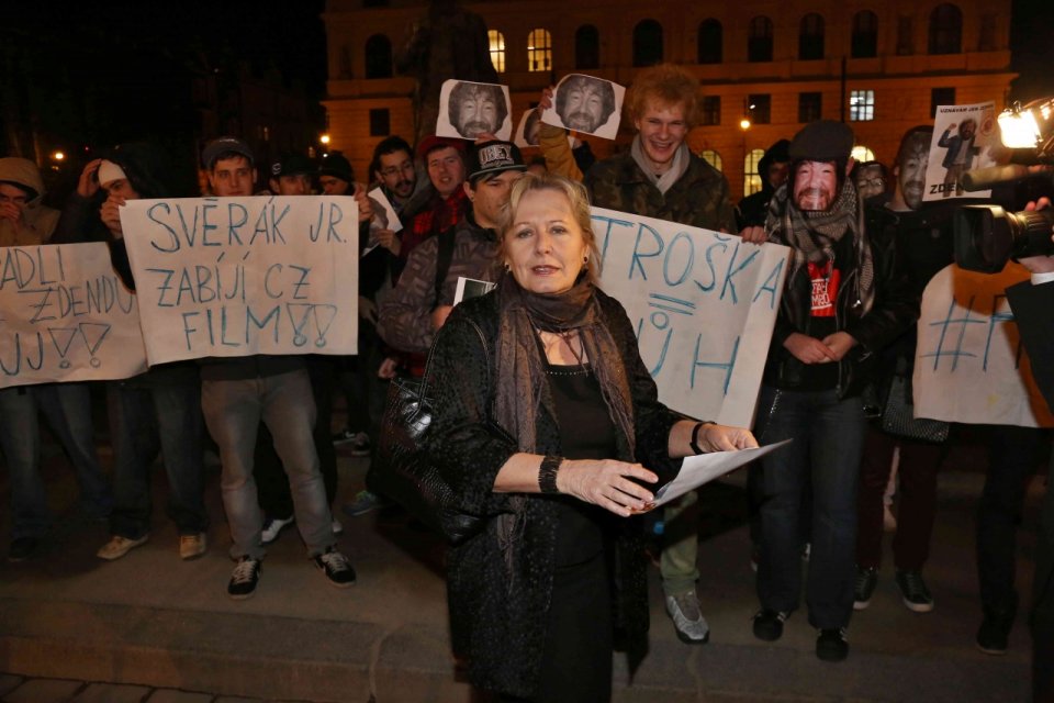 Před Rudolfinem protestovali příznivci Zdeňka Trošky Před Rudolfinem protestovali příznivci Zdeňka Trošky