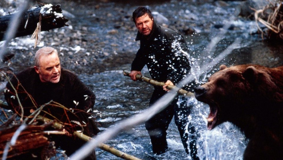 Anthony Hopkins a Alec Baldwin ve filmu Na ostří nože. Anthony Hopkins a Alec Baldwin ve filmu Na ostří nože.