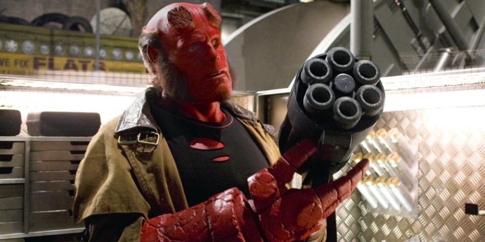 8) Hellboy (2004-???) – Komiksová série o „ďábelském“ naháněči démonů 8) Hellboy (2004-???) – Komiksová série o „ďábelském“ naháněči démonů