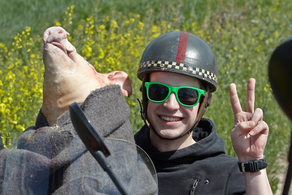 Pavlíčkův vnuk Buddy (Jan Brožek) bude ale muset pro prase osobně dojet Pavlíčkův vnuk Buddy (Jan Brožek) bude ale muset pro prase osobně dojet