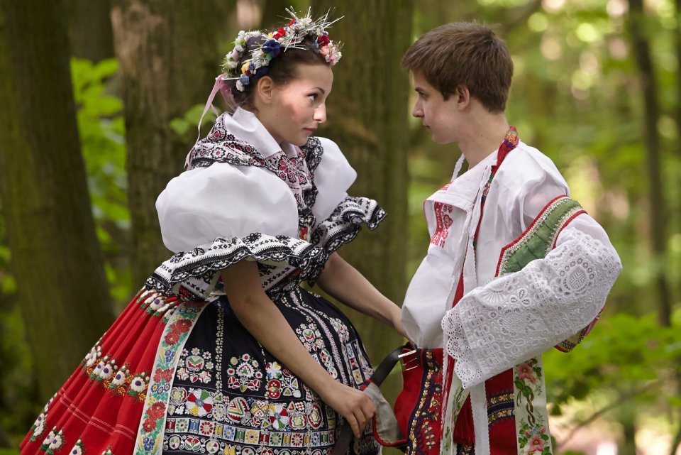 "Ty si to neumíš obléct sám, nebo co?" "Ty si to neumíš obléct sám, nebo co?"
