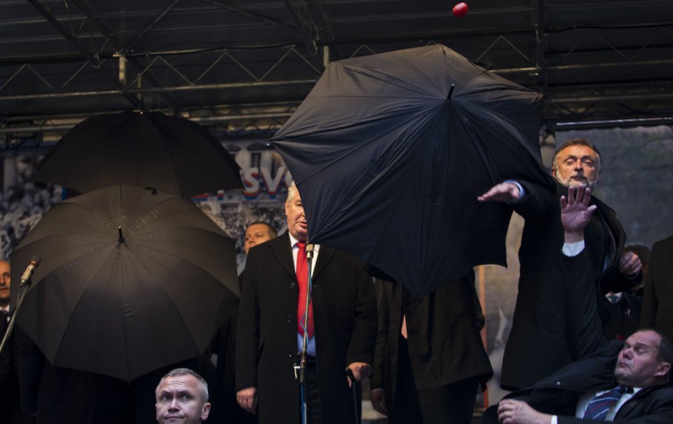 Lidé vypískali Zemana, před vajíčky ho chránila ochranka pomocí deštníků! Lidé vypískali Zemana, před vajíčky ho chránila ochranka pomocí deštníků!