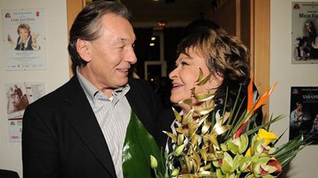Jiřina Bohdalová tentokrát v pořadu Nikdo není dokonalý s Karlem Gottem. Jiřina Bohdalová tentokrát v pořadu Nikdo není dokonalý s Karlem Gottem.