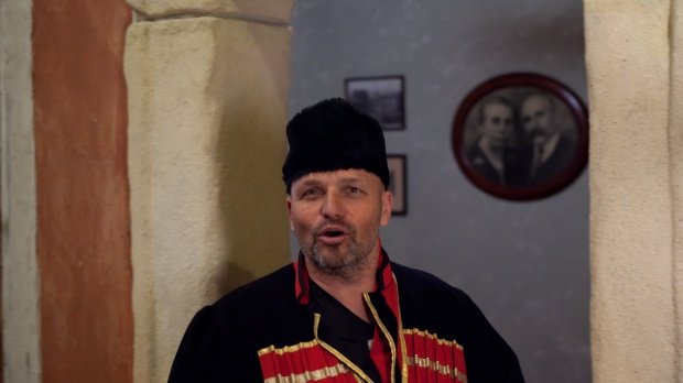 Šéf držel partu s personálem a také se stylově přioděl Šéf držel partu s personálem a také se stylově přioděl