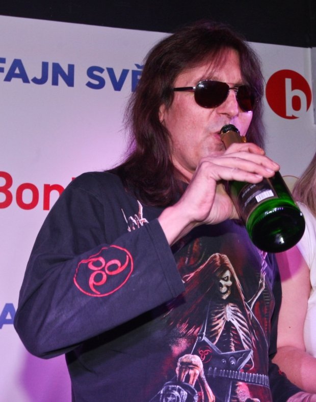 Správný rocker ví, že sekt se nevylévá, ale pije Správný rocker ví, že sekt se nevylévá, ale pije