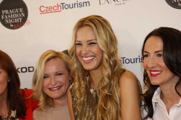 Topmodelka Petra Němcová přijela do Prahy na módní událost Prague fashion night Topmodelka Petra Němcová přijela do Prahy na módní událost Prague fashion night