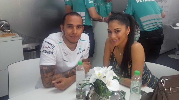 Nicole opět dělá Lewisovi doprovod na závodech Nicole opět dělá Lewisovi doprovod na závodech