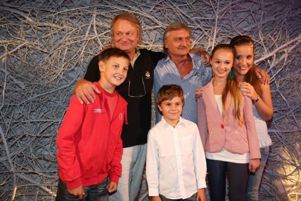 Režisér Jiří Adamec a herci ze seriálu Cesty domů Režisér Jiří Adamec a herci ze seriálu Cesty domů