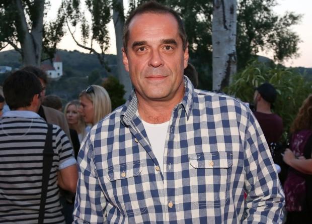 Herec Miroslav Etzler se na party seriálu Cesty domů skvěle bavil Herec Miroslav Etzler se na party seriálu Cesty domů skvěle bavil