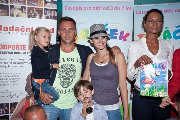 Roman Vojtek s dcerou, Libuše Vojtková se synem Matyášem a Leila Abbasová Roman Vojtek s dcerou, Libuše Vojtková se synem Matyášem a Leila Abbasová
