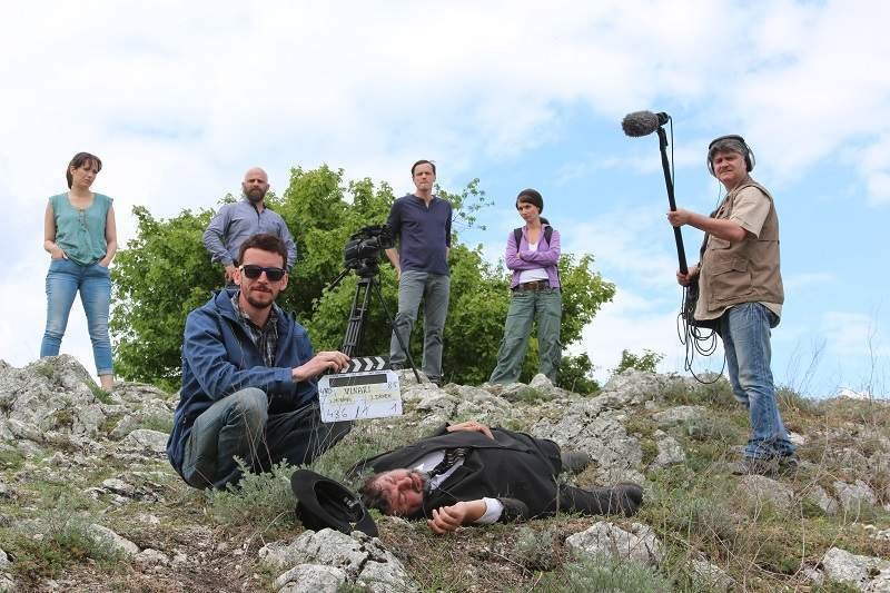 Skutečný i seriálový filmový štáb pohromadě na jedné fotce Skutečný i seriálový filmový štáb pohromadě na jedné fotce