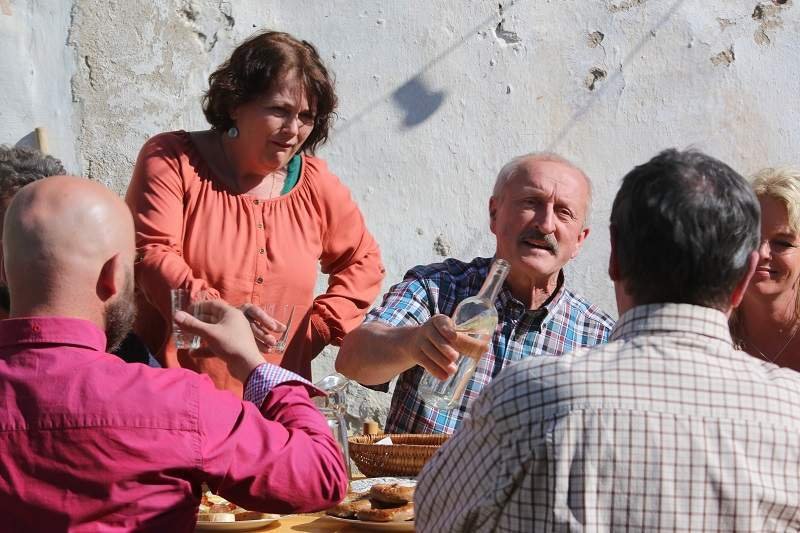 Alkohol z lékařových rukou neškodí, že, doktore Lužo (Oldřich Navrátil)?? Alkohol z lékařových rukou neškodí, že, doktore Lužo (Oldřich Navrátil)??