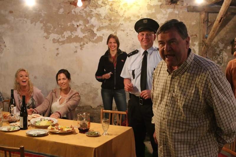 A jako na každé správné oslavě se přítomní i trochu "seštěkají" A jako na každé správné oslavě se přítomní i trochu "seštěkají"