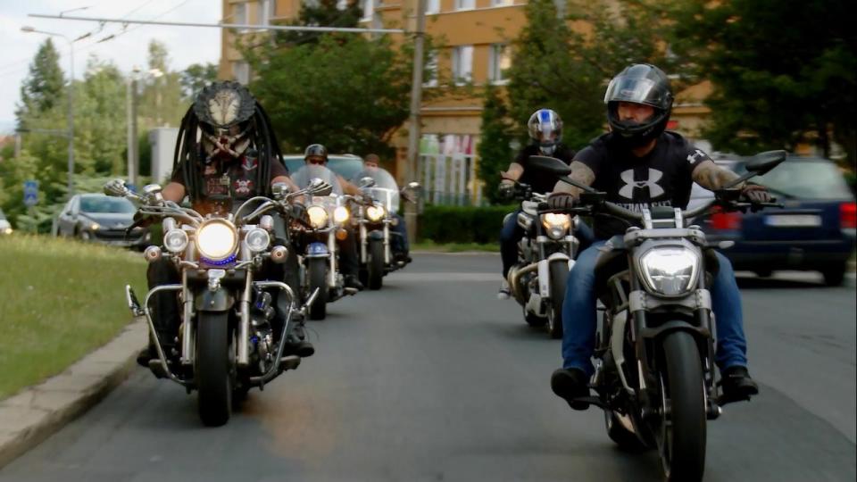 Majitelé podniku také rádi motorky. Majitelé podniku také rádi motorky.