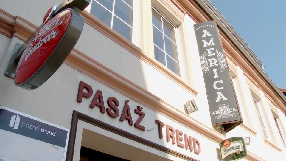 Bratři Humlovi podnikali snad už skoro ve všem. Stačí projít pasáží s několika jejich obchody. Bratři Humlovi podnikali snad už skoro ve všem. Stačí projít pasáží s několika jejich obchody.